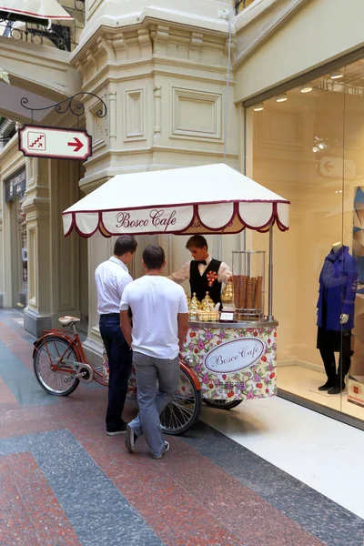 若い男はモスクワのショッピングセンターガムでアイスクリームを販売しています — ストック写真