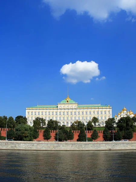 Paisaje con el Palacio del Gran Kremlin y edificios históricos de —  Fotos de Stock