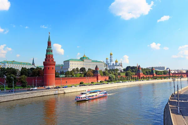 Widok na Moskiewski Kreml w ciepłe letnie dni — Zdjęcie stockowe