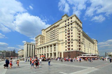 Birçok turist manezhnaya meydanında arka planda yürümek