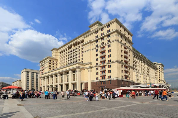 Turisté chodí na náměstí Manezh na pozadí hotelu mo — Stock fotografie