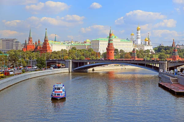 Vista da cidade de Moscou com o Kremlin e a ponte Big Stone em — Fotografia de Stock