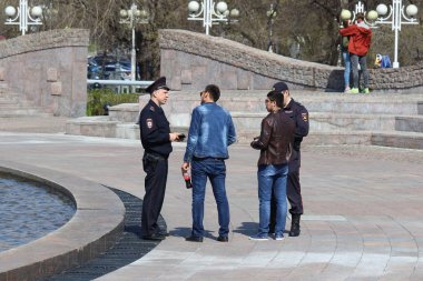 Kiev demiryolu statio yakın Avrupa meydanında bir polis devriyesi