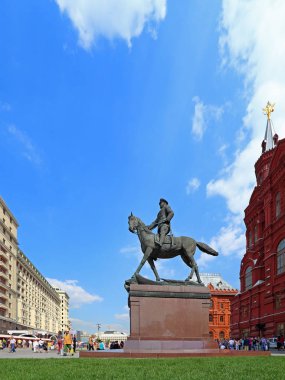 George Zhukov anıtının merkezinde heykeltıraş V. Klykov tarafından