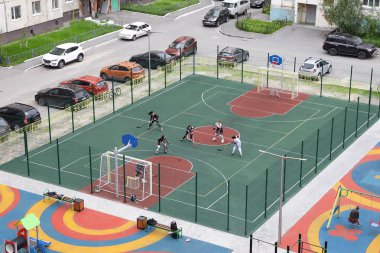 Rusya'nın Nadym kentinin avlusuna spor oynayan kızlar 