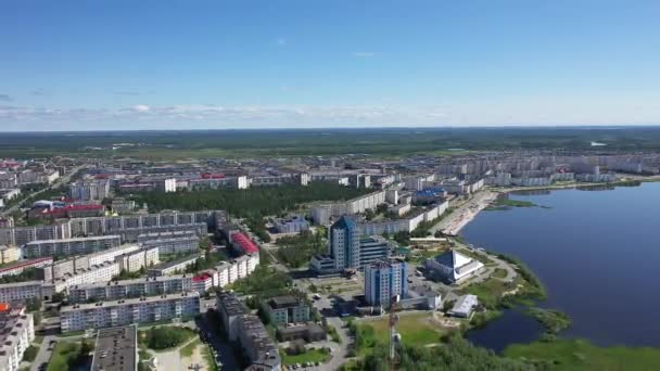 ロシアの北シベリアの沼地の間の夏のナディムツンドラの街 — ストック動画