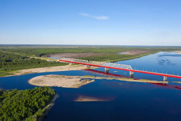 Автомобильный мост через реку Надым в Ямало-Ненецком автономном округе — стоковое фото