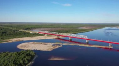 Batı Sibirya'nın kuzeyinde Nadym nehri üzerindeki yol köprüsünün yüksekliğinden görünüm
