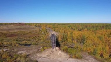 Yamal orman tundrasında Stalin'in 501 inşaat Gulag eski demiryolu köprüsü. Chum terk edilmiş inşaat - Salekhard - Igarka demiryolu