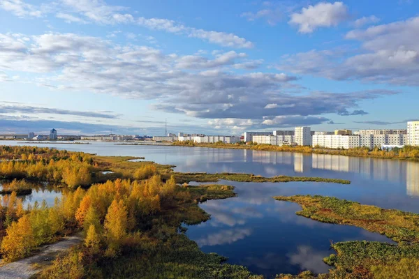 Uitzicht vanaf de hoogte van het meer en de Siberische stad Nadym — Stockfoto