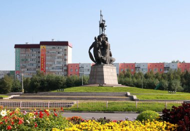 Ru merkezinde Prens, Kazak ve rahip Heykeller