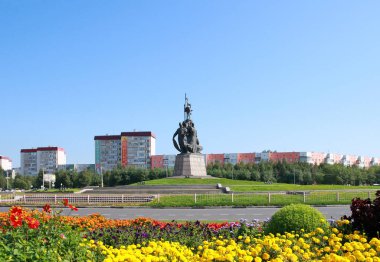 Rusya'nın Surgut şehrinin merkezindeki öncülerin figürleri