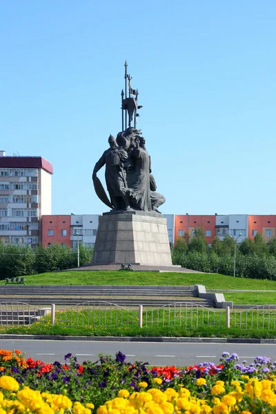 Sculptures of Prince, Cossack and priest in the center of the Si — Stock Photo, Image