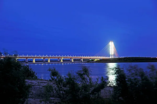 Batı Sib gece Ob nehri ve Yugorsky köprü görünümü