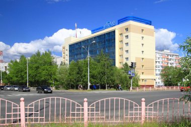 Otel binası Ob yaz Surgu Sibirya kentinde güneşli bir gün