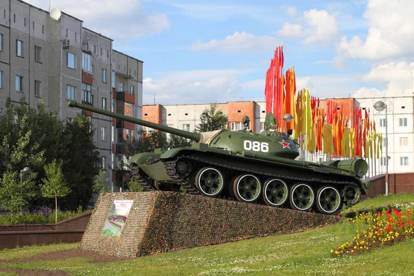 Tanque soviético t-55 em um pedestal em Surgut, Khanty-Mansi Autonomou Fotos De Bancos De Imagens