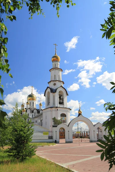 Ortodox kyrka bland vegetationen i Surgut Khanty-Mansiysk — Stockfoto