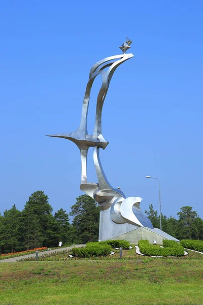 Monument à une mouette volante dans la ville sibérienne de Surgut Russ Photos De Stock Libres De Droits
