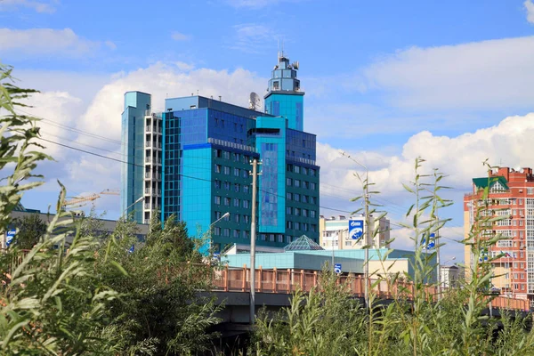 Bürogebäude einer Gazprom-Tochtergesellschaft in der russischen Stadt — Stockfoto