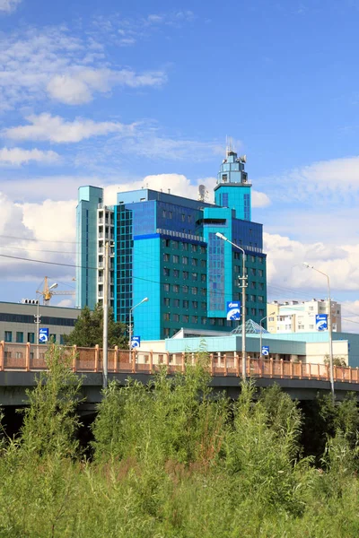 Bürogebäude einer Tochtergesellschaft von gazprom in der russischen Stadt — Stockfoto