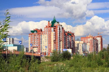 Surgut Kha 'da çok katlı binaların olduğu şehir manzarası.