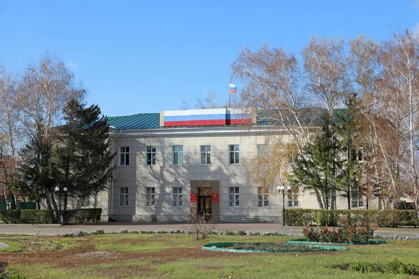 O edifício da administração distrital na aldeia de Bl — Fotografia de Stock