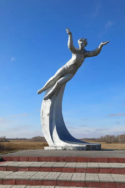 Monumento à primeira mulher cosmonauta Valentina Tereshkova em th Imagens De Bancos De Imagens