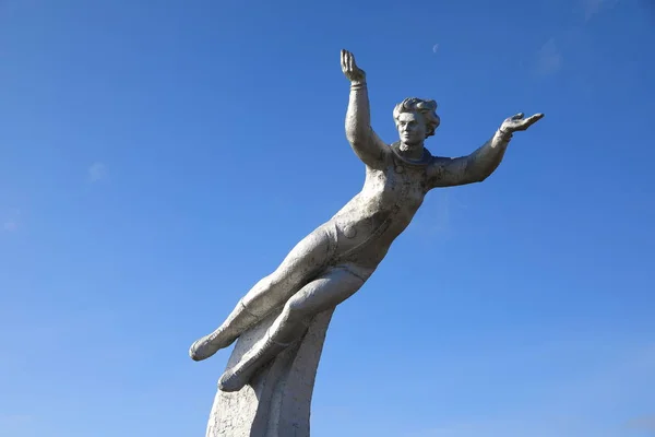 Monument à la première femme cosmonaute Valentina Tereshkova à nouveau Photo De Stock