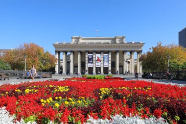 Novosibirsk, RUSSIA-21 Eylül 2020: Güneşli bir sonbahar gününde devlet Opera ve bale binası