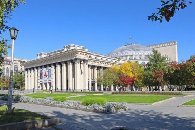 Novosibirsk, RUSSIA-21 Eylül 2020: Güneşli bir sonbahar gününde devlet Opera ve bale binası