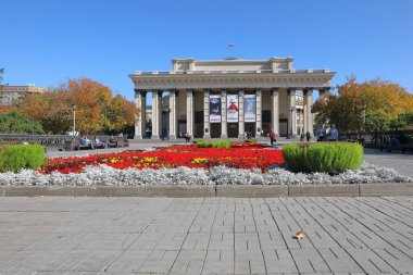 Novosibirsk, RUSSIA-21 Eylül 2020: Güneşli bir sonbahar gününde devlet Opera ve bale binası