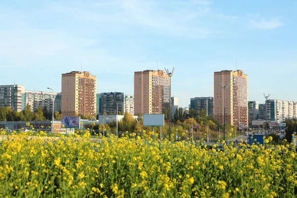 Novosibirsk Ryssland September 2020 Stadslandskap Med Utsikt Över Golden Sails — Stockfoto
