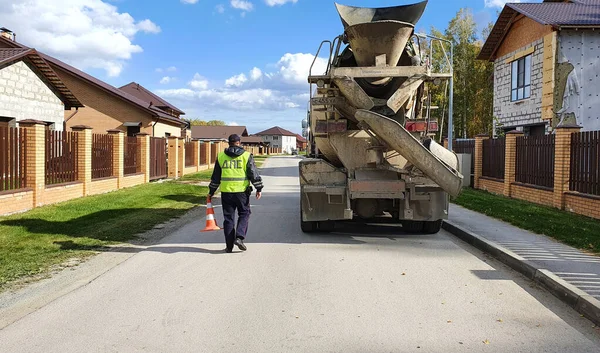 Novossibirsk Russie Septembre 2020 Inspecteur Police Circulation Déplace Cône Circulation — Photo