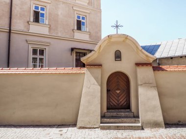Duvar ve Hıristiyan manastır girişine