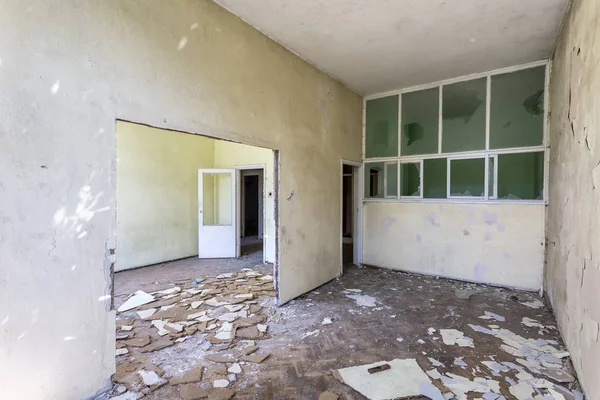 Разрушенная Комната Внутри Здания — стоковое фото