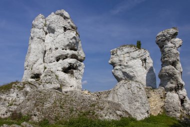 Jurassic kalker kayalar ile dağlık manzara