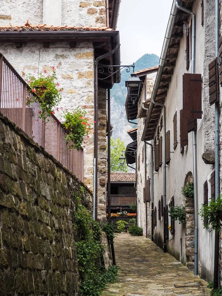 Una Calle Estrecha Una Antigua Ciudad Italiana — Foto de Stock