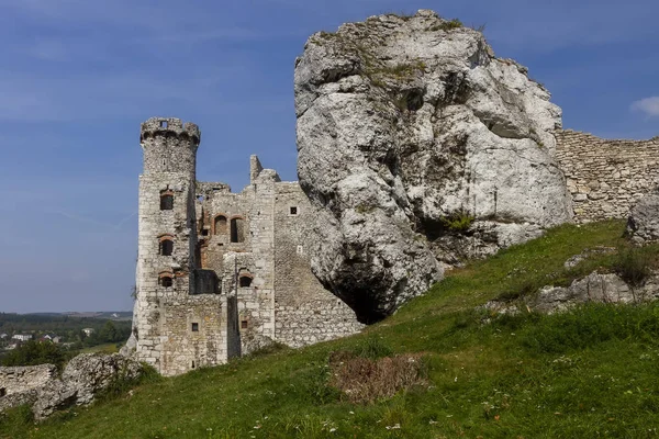 城堡的废墟 Ogrodzieniec — 图库照片