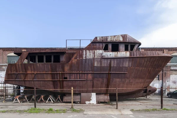 Cubierto de óxido, barco inacabado — Foto de Stock