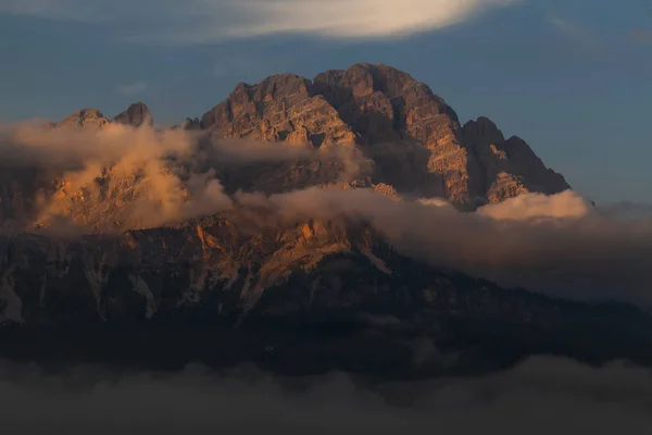 Riising güneş dağ manzarası Stok Resim