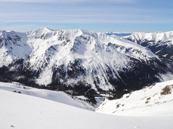 Paesaggio invernale in montagna — Foto Stock