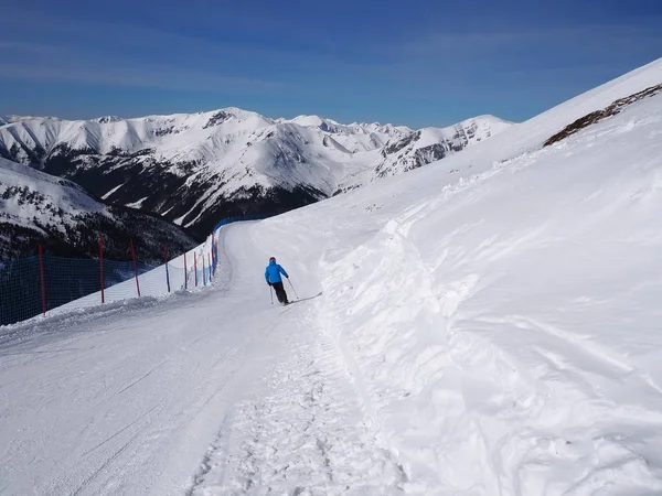 Paisagem de inverno nas montanhas e esquiador Fotografias De Stock Royalty-Free
