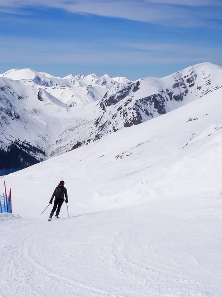 Paisagem de inverno nas montanhas e esquiador Imagens Royalty-Free