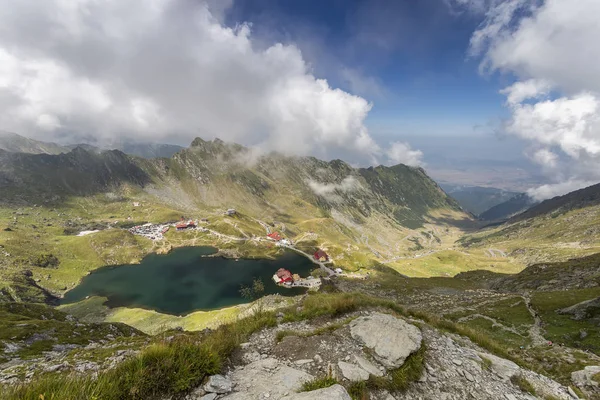 Romanya 'daki Balea Gölü (Lacul Balea) ve Transfagarasan Yolu. — Stok fotoğraf