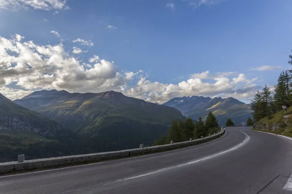 Grossglocknerstrasse ถนนอัลไพน์สูงที่สวยงาม — ภาพถ่ายสต็อก