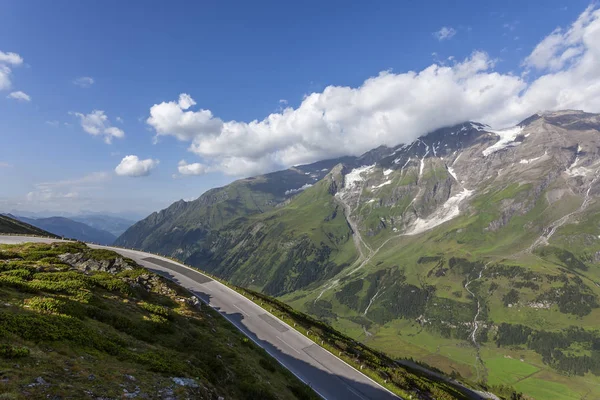 Grossglocknerstrasse - Bela estrada alpina alta — Fotografia de Stock