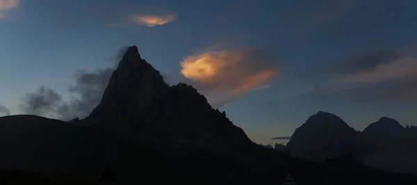 En vakker solnedgang i fjellene – stockfoto