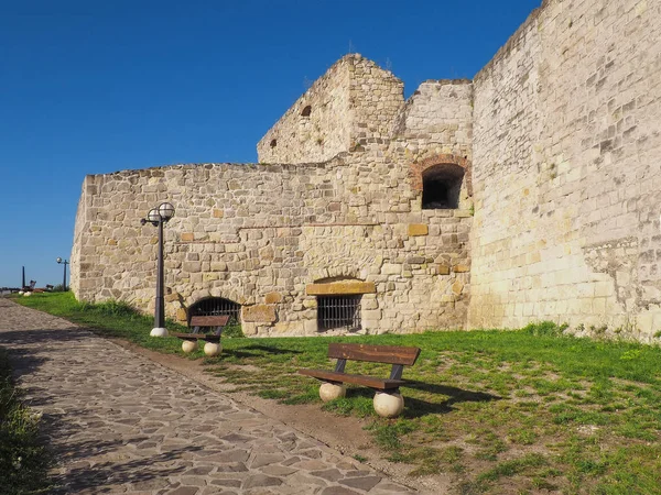 Uma calçada pavimentada ao lado das ruínas do castelo — Fotografia de Stock