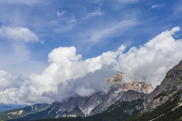 A vista das montanhas — Fotografia de Stock