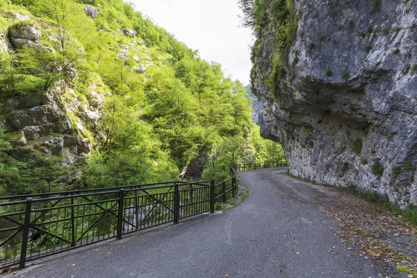 Estrada abandonada na montanha das Dolomitas — Fotografia de Stock